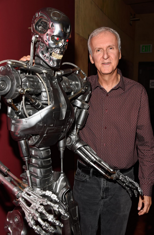 Механический скелет Терминатора и режиссер Джеймс Кэмерон 