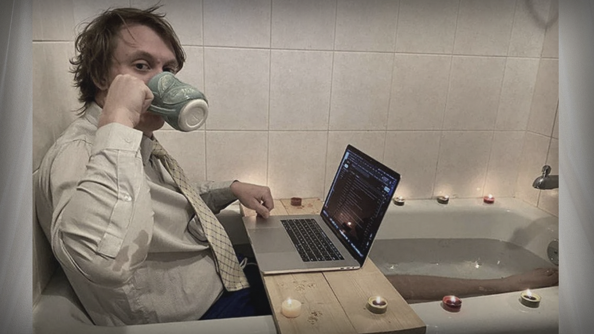 Я нашёл старую кружку с надписью “Будущее наступило”. Надо помыть будущее.