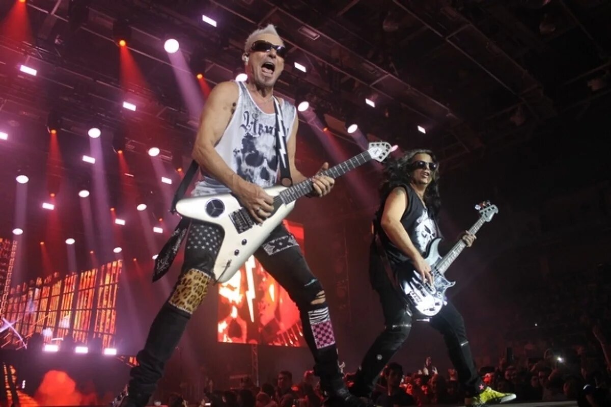    Книга с автографами группы Scorpions продается в Новосибирске