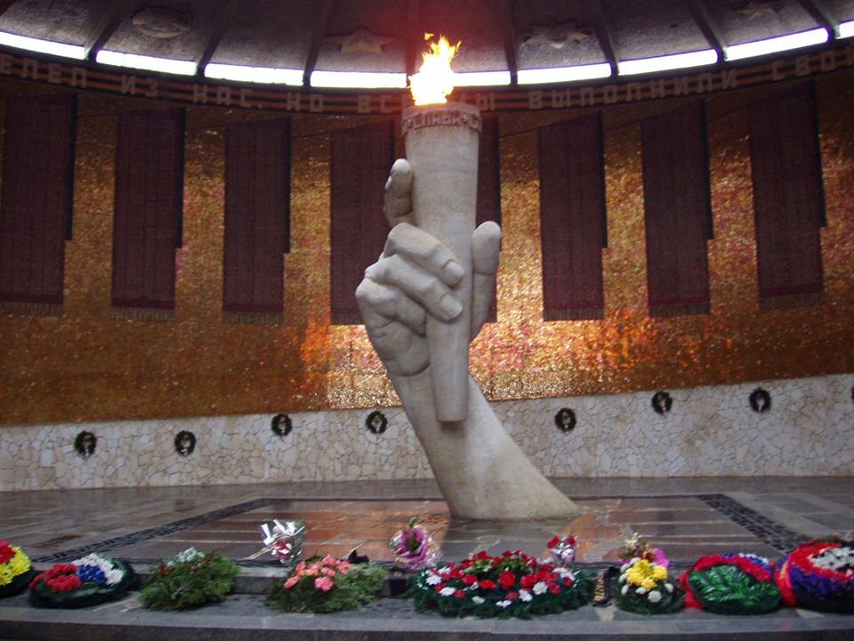Вечный огонь. Город-герой Волгоград. Мемориал Мамаев Курган.