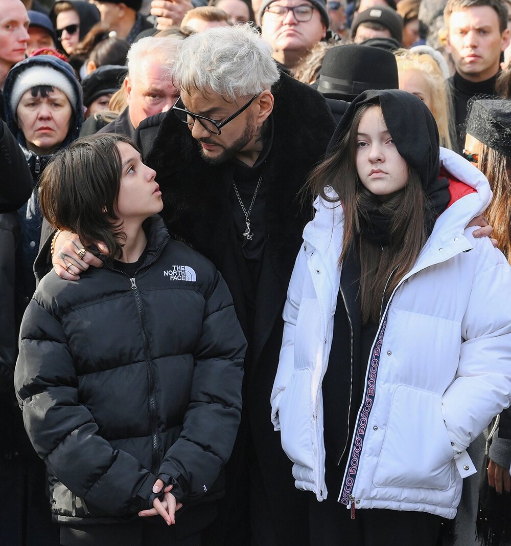   Певец Филипп Киркоров и его дети Мартин и Алла-Виктория на церемонии прощания с народным артистом России Бедросом Киркоровым на Троекуровском кладбище в Москве, 2025 год. Фото: РИА Новости/ Алексей Майшев