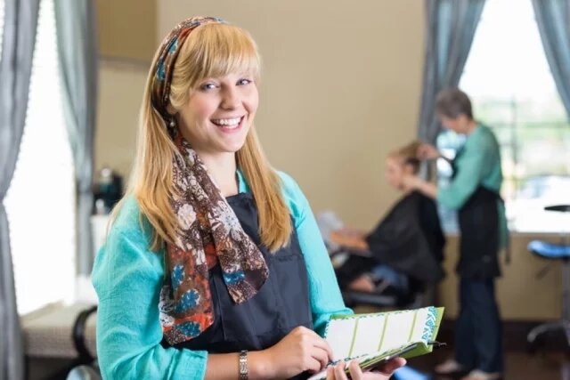    Когда лучше стричься и красить волосы в июле 2025 года?