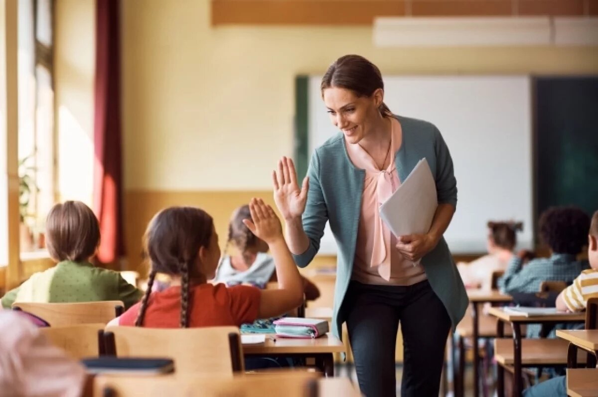    Педагогические вузы и колледжи ежегодно выпускают около 120-130 тыс. человек.