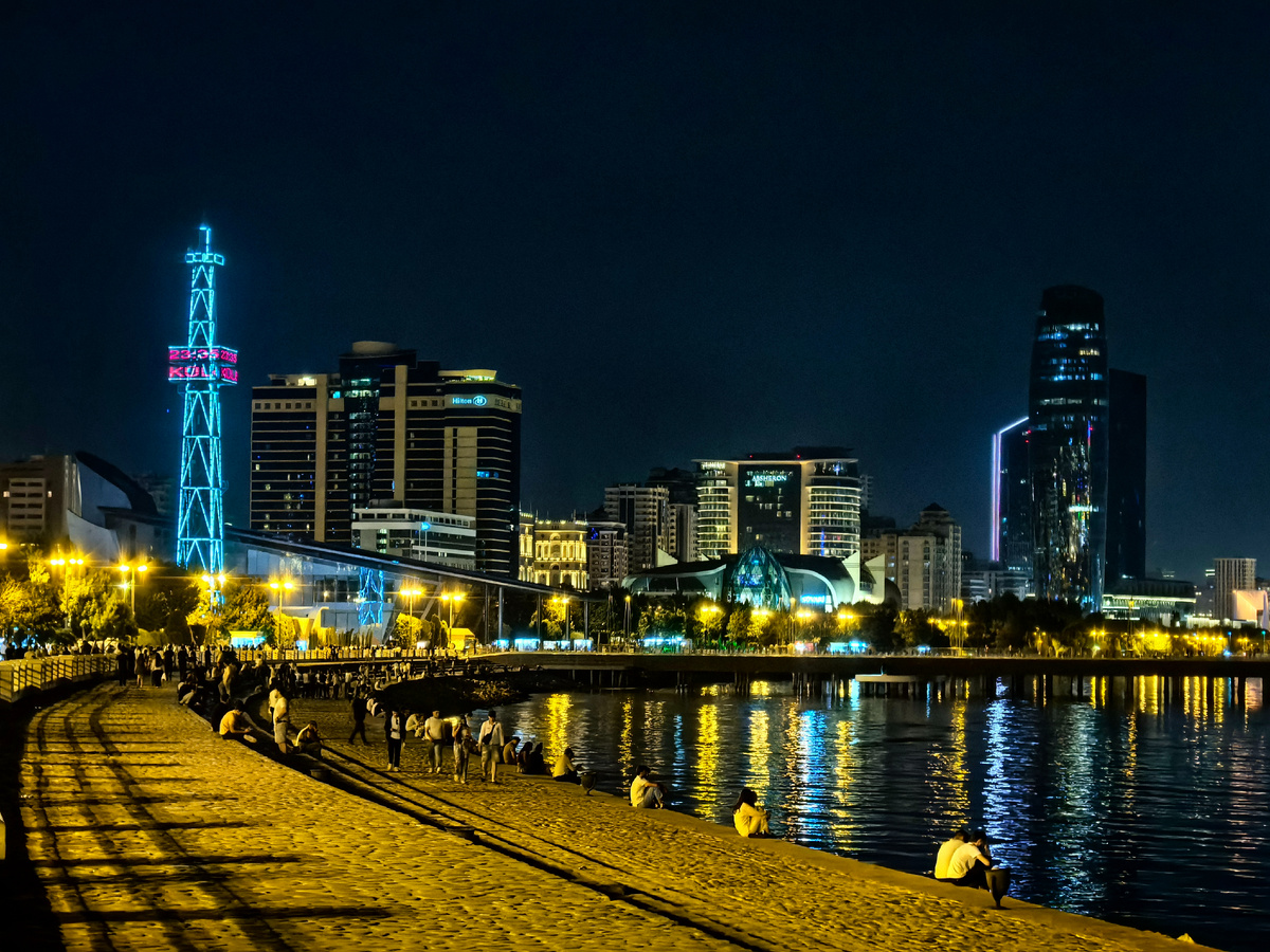 Летний вечер на набережной в Баку