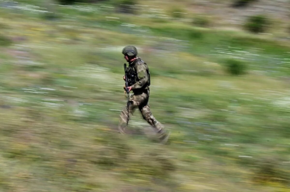    Комбат попал в окружение, однако смог выйти из него к позициям ВС РФ.