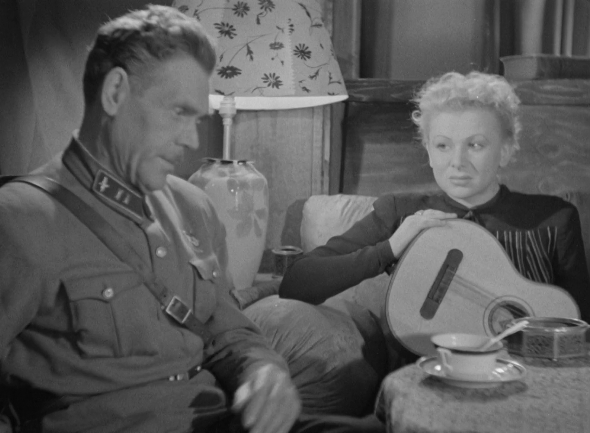 Кадр из фильма "Жди меня" (1943)