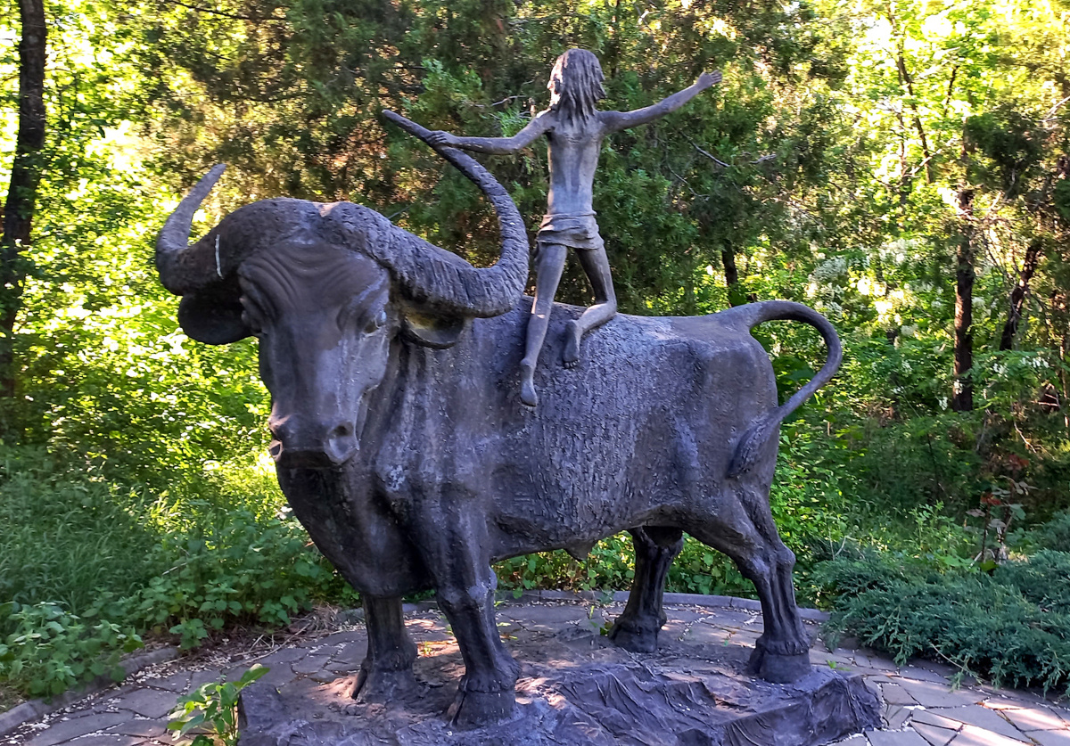 Скульптура "Похищение Европы". Донецк. фото 2025 года