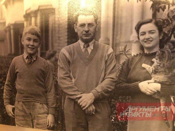    Родственники главы МИ-6 (Давид Метревели с сыном Константином и женой Варварой) Фото: АиФ