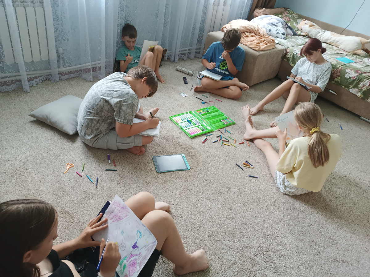 Игра "Дорисуй картину". Сами придумали. Каждые 5 минут передают рисунок по кругу.