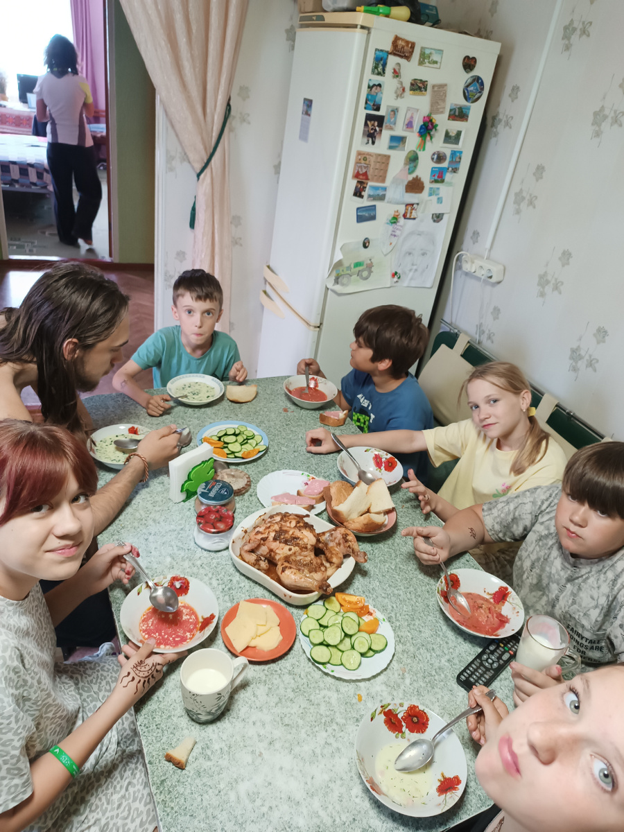 Внукам от восьми до восемнадцати. Никита наездами, у него сессия. Пётр ещё не прибыл, девятый заканчивает. Если и приедет, то на пару дней, у него в городе есть дела. Иринка - племянница, она на переднем плане, побыла недолго и вчера с мамой уже уехала, у неё спортивные сборы. 