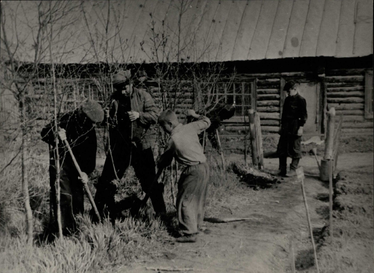 Фото: Весенние работы в саду музея, 1955 г. / Из личного архива Александры Леоновой