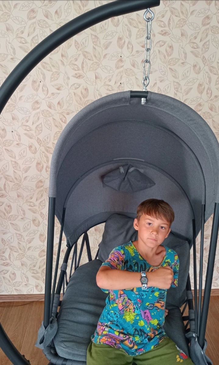 До парикмахерской.  Обросший мой сына, показывает часы 