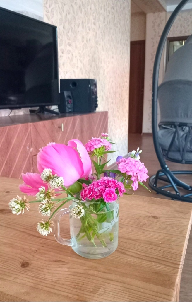 Дети подарили букетик с огорода