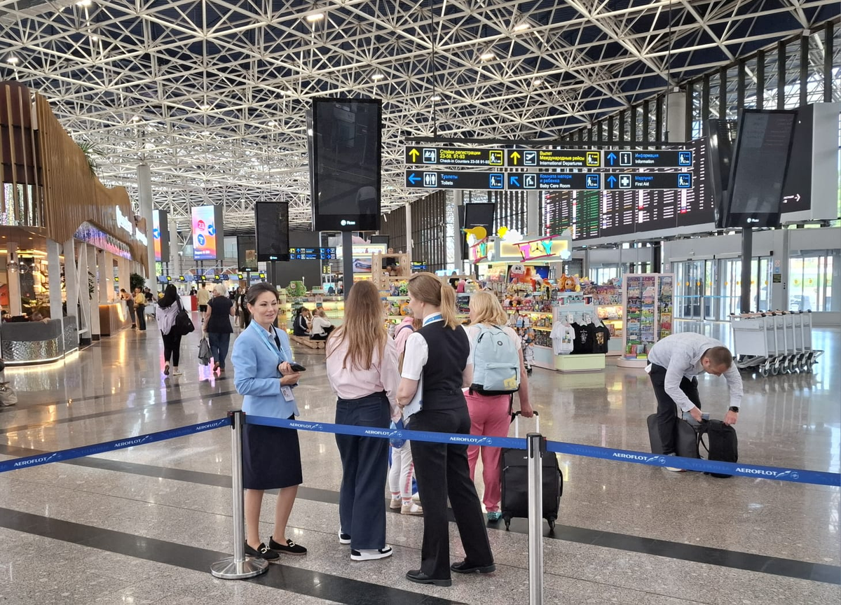 Сотрудница справа считала личность на раз-два: "О! А мы его уже двое суток глазами ищем!".