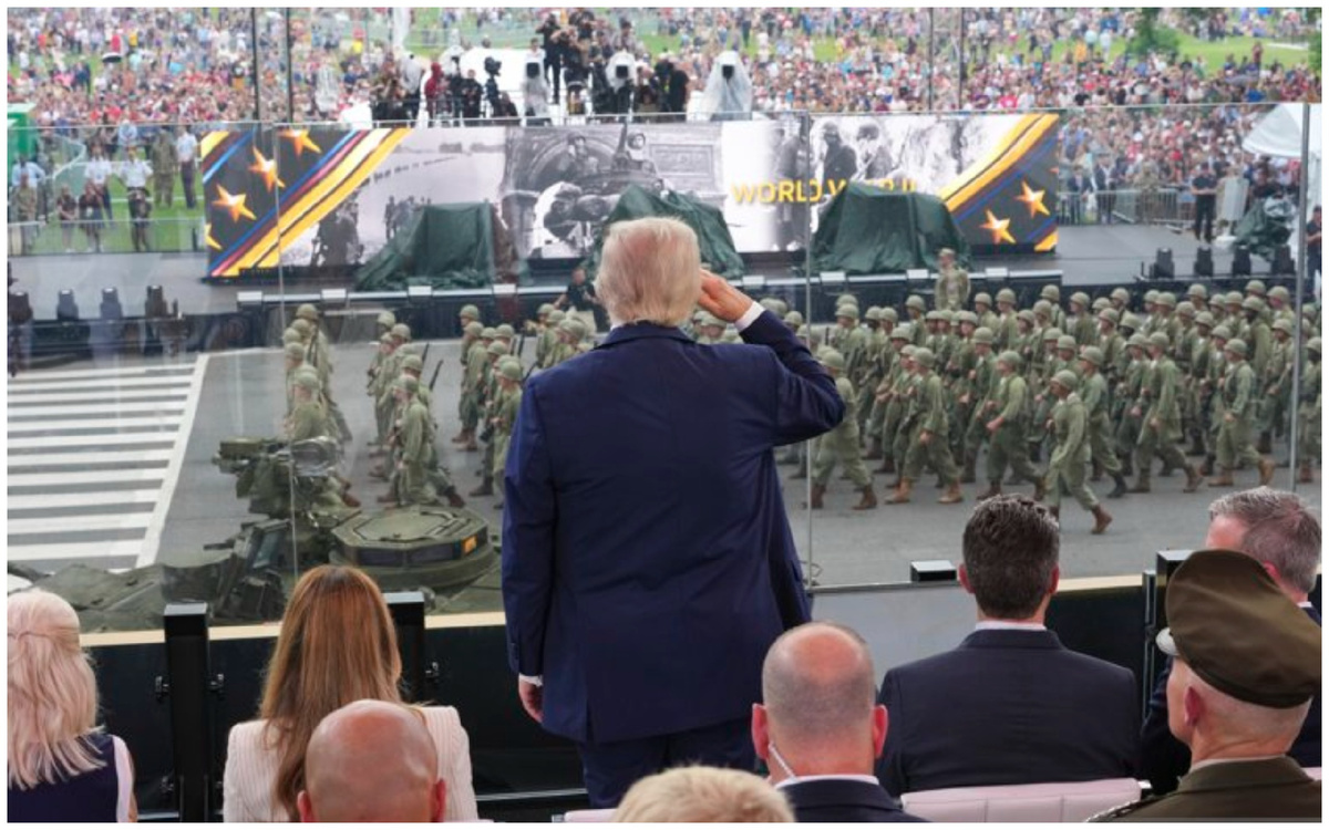 Трамп принимает парад. Фото из открытых источников.