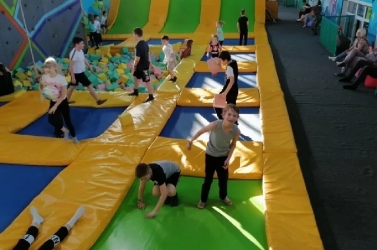    Любителям активного отдыха подходят батуты.