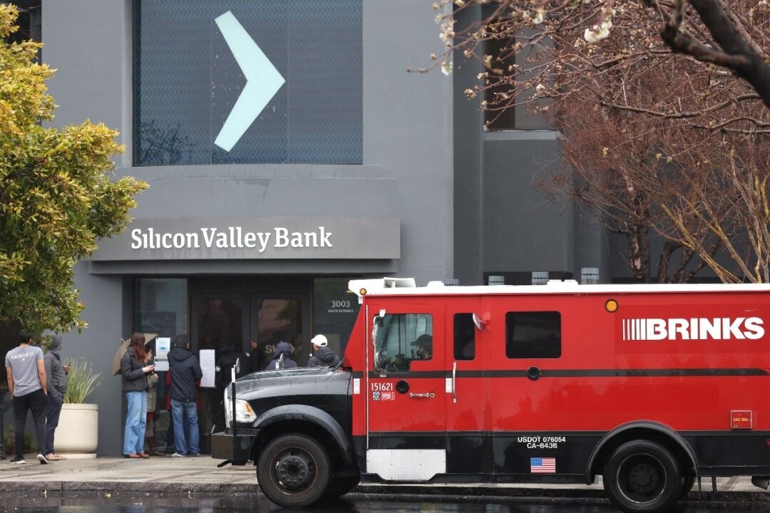 Бронированный грузовик Brinks припаркован перед закрытой штаб-квартирой Silicon Valley Bank в Санта-Кларе, штат Калифорния, 10 марта 2023 года.