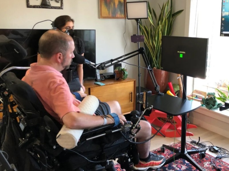    Мозговой имплант вернул парализованному человеку возможность говорить и петь