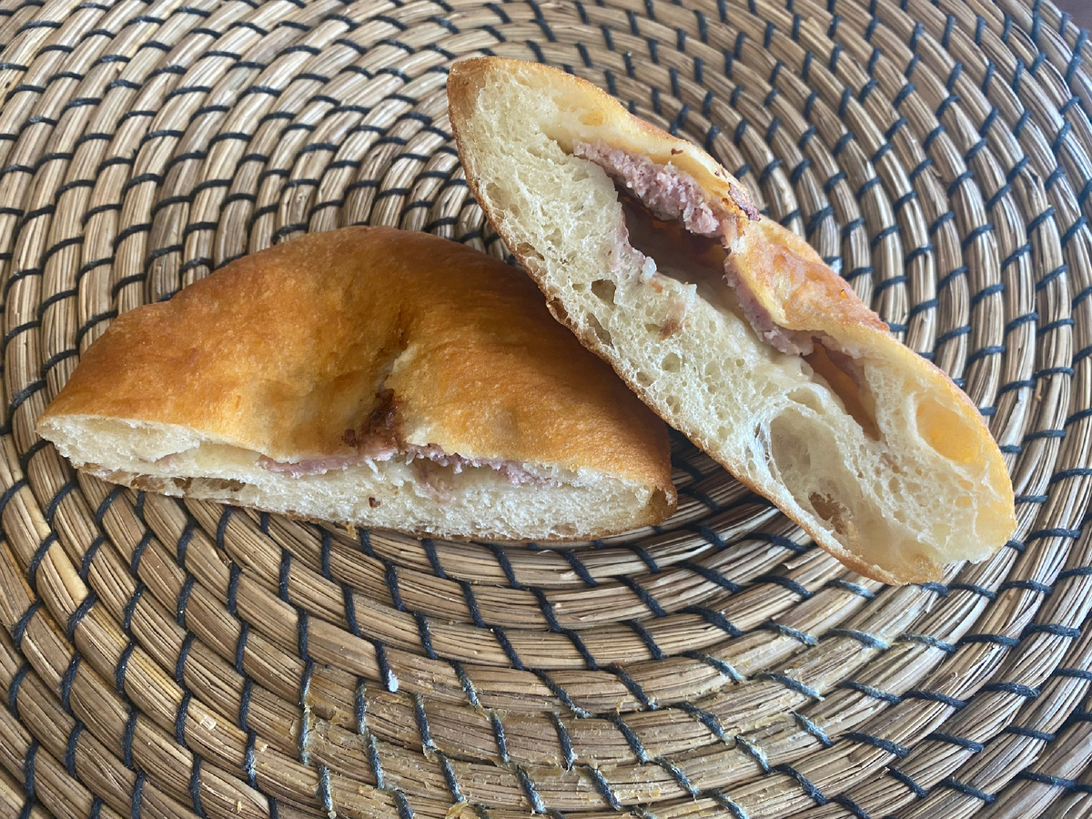 Фото автора. Этот беляш выступил сегодня наглядным пособием для слома стереотипов в прямом эфире, больше он ни на что не годится. Кусок теста за 230 рублей из частной пекарни, с креативным названием — утренний не кекс…И не беляш… и я так понимаю, что и намек на не кекс.. у владельца такой же мизерный, как начинка в куске пресного теста. 