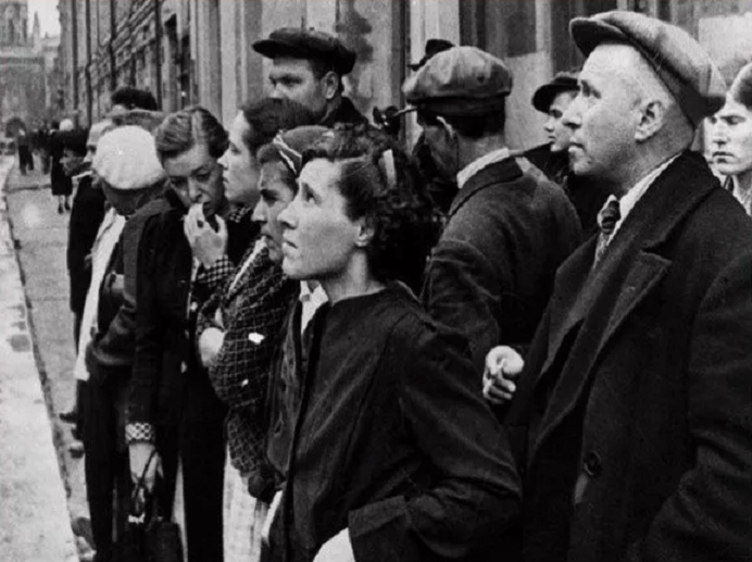 Советские люди слушают сообщение Молотова о начале войны. 