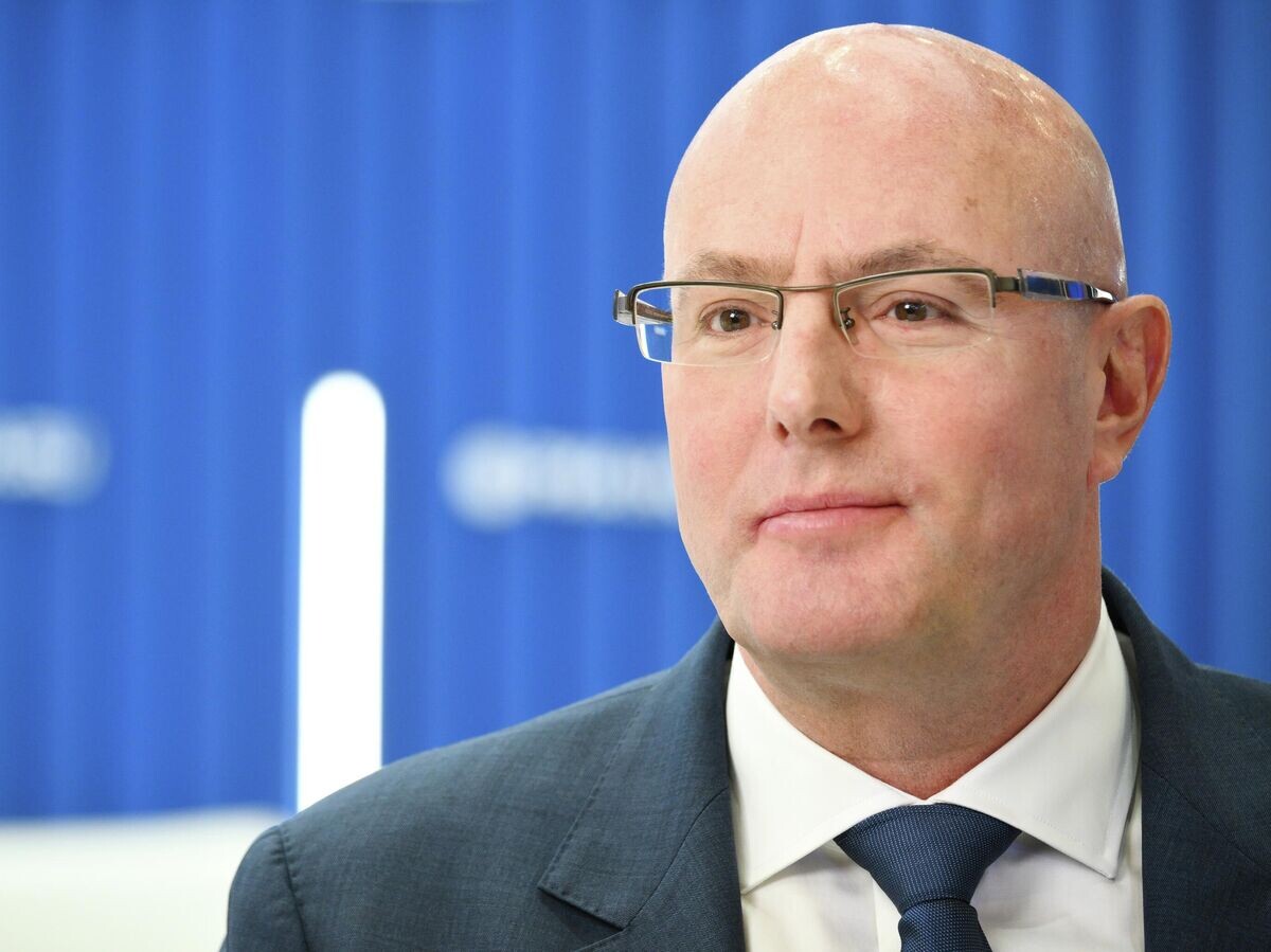    Заместитель председателя правительства РФ Дмитрий Чернышенко на стенде РИА Новости на ПМЭФ-2025© РИА Новости / Владимир Астапкович