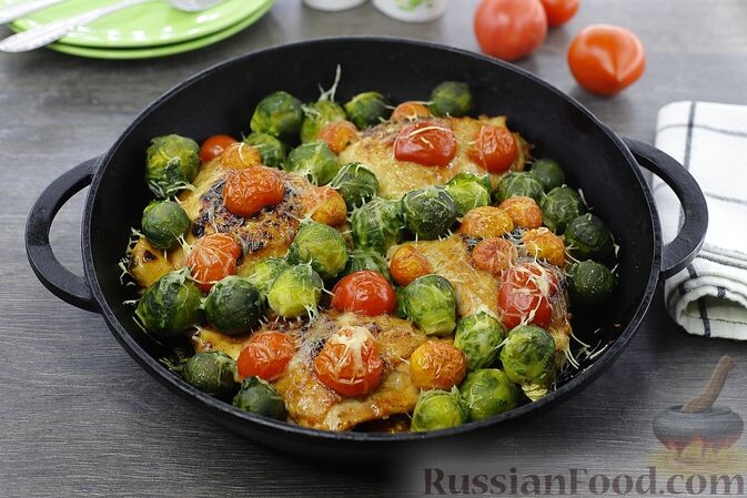 куриные бедра, капуста брюссельская, помидоры черри, сыр твёрдый, чеснок, соль, перец чёрный молотый, паприка молотая, масло растительное