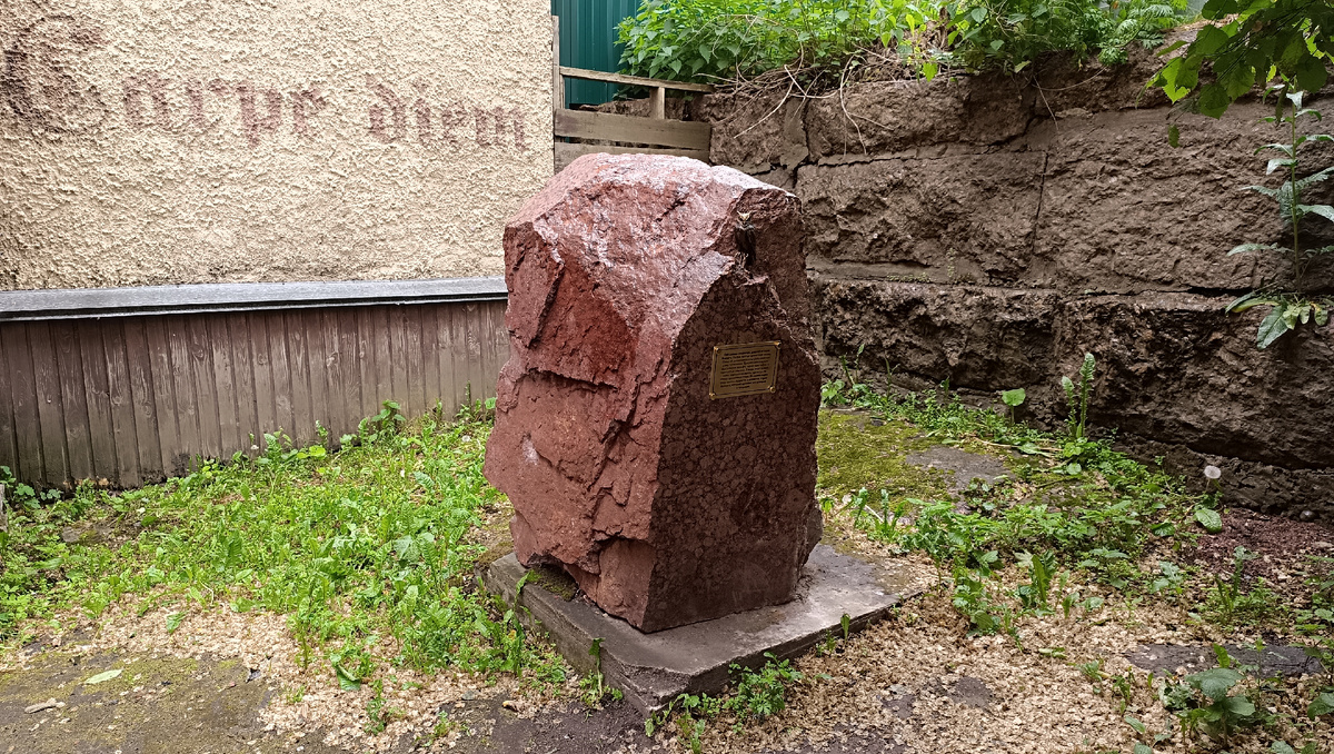 Камень со стены фото 1