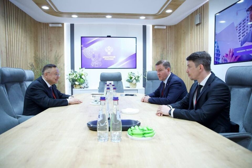    Рабочая встреча в рамках ПМЭФ-2025. Источник: t.me/turchak_andrey