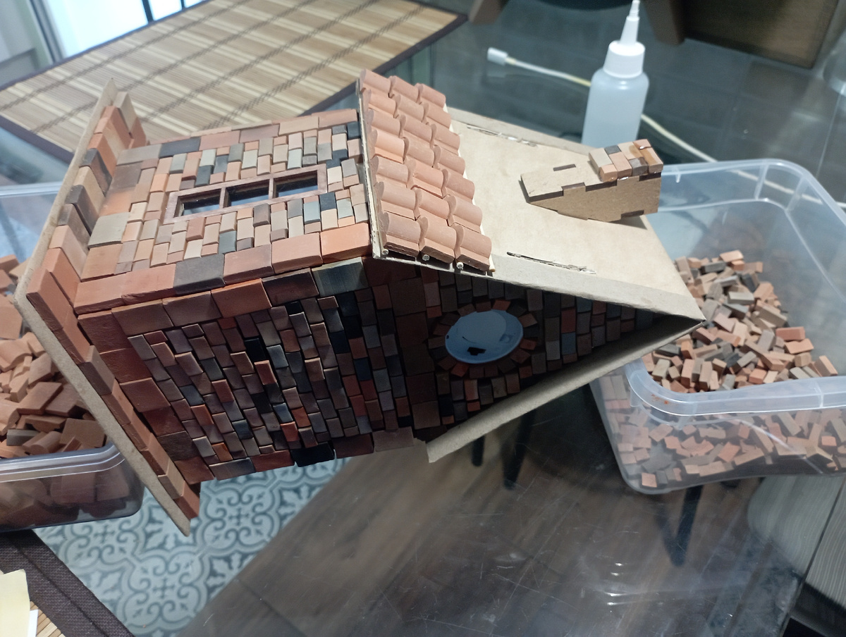 Начала крыть крышу. Процесс осложнялся тем, что нужно было просушивать каждый ряд, чтобы черепица не съехала. 