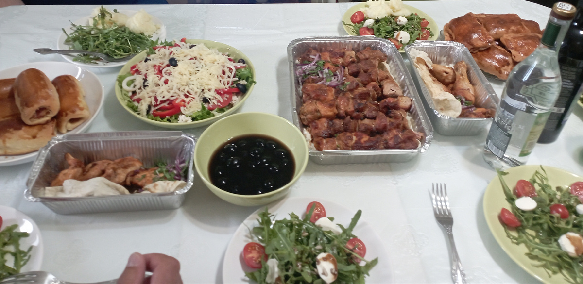 Шашлык сын заказал готовый. Пирожки от невестки. Очень вкусные! А я собрала два салата уже у детей. 