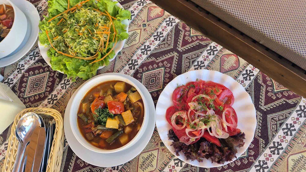 Крымскотатарская кухня — одна из главных достопримечательностей Крыма. В рационе у жителей полуострова всегда было мясо, свежие овощи и рыба. Листайте галерею, чтобы увидеть ещё фото