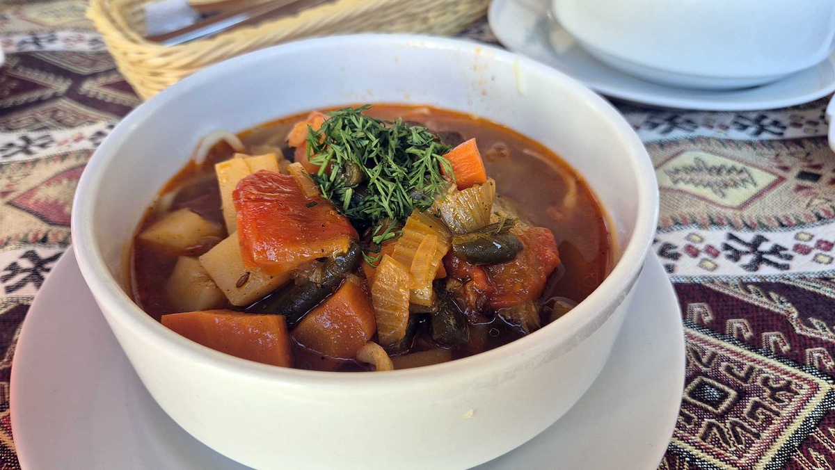 Лагман крымских татар очень похож на лагман народов Средней и Центральной Азии. Он также готовится из баранины с домашней лапшой. Свою изюминку, пожалуй, добавляют местные крымские пряности