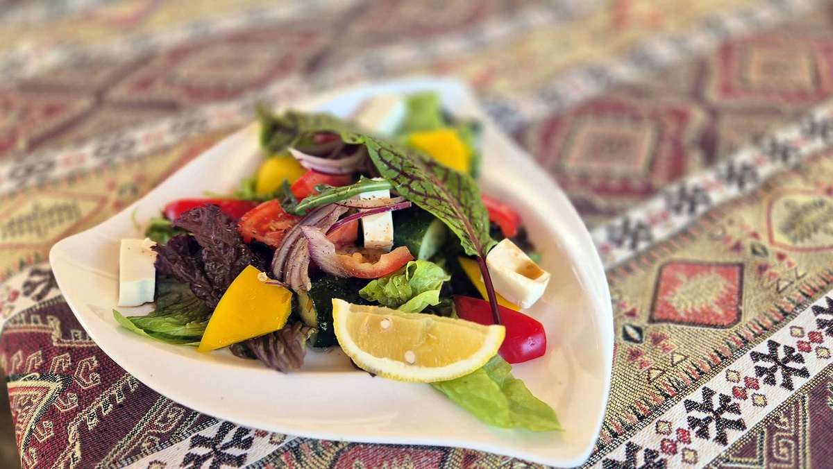 Греческий салат с крымскими овощами и местным сыром