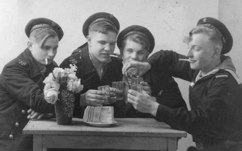 Доблестные моряки-черноморцы коротают свой досуг.  Фото в свободном доступе.