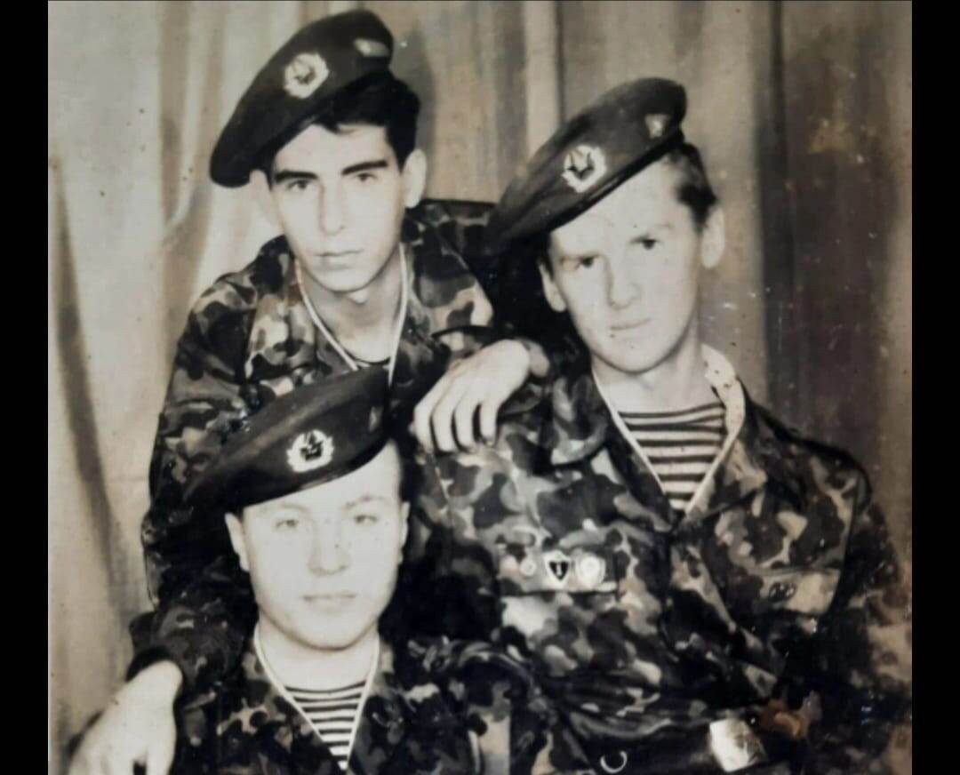 Фото: Алексей Нестеров и сослуживцы в молодые годы / “Вечерний Магадан”