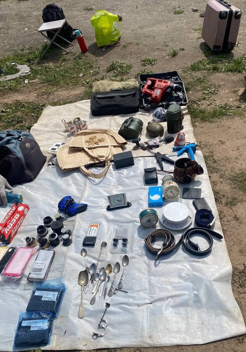 Немного ложечек и приспособление для удаления косточек из вишни. До сих пор таким пользусь