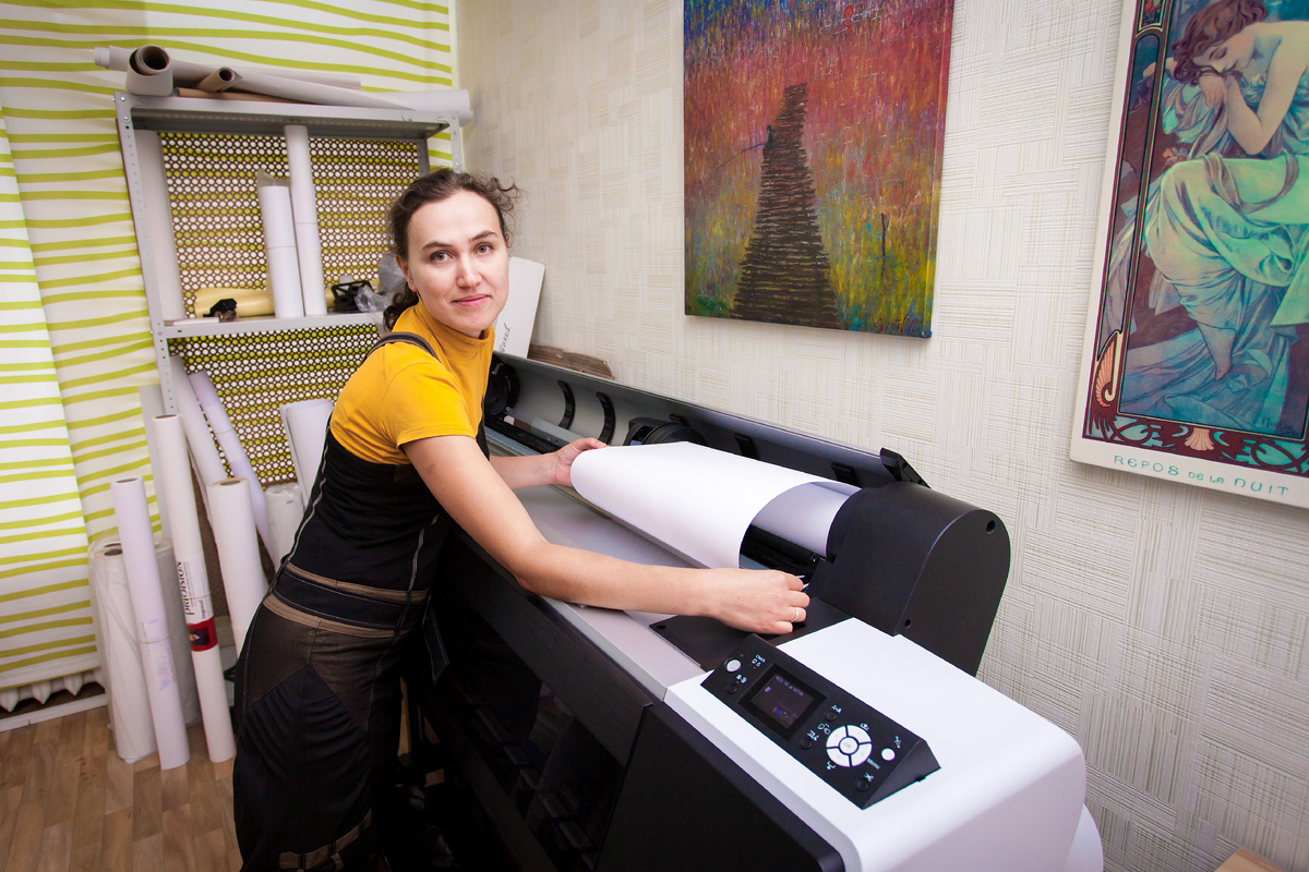 —Меня зовут Антонина и это канал арт-бюро "Эмбери". Мы помогаем оформлять квартиры финишным декором. Мы про многослойность, креатив и искусство. Печатаем постеры, пишем картины и оформляем в багет.