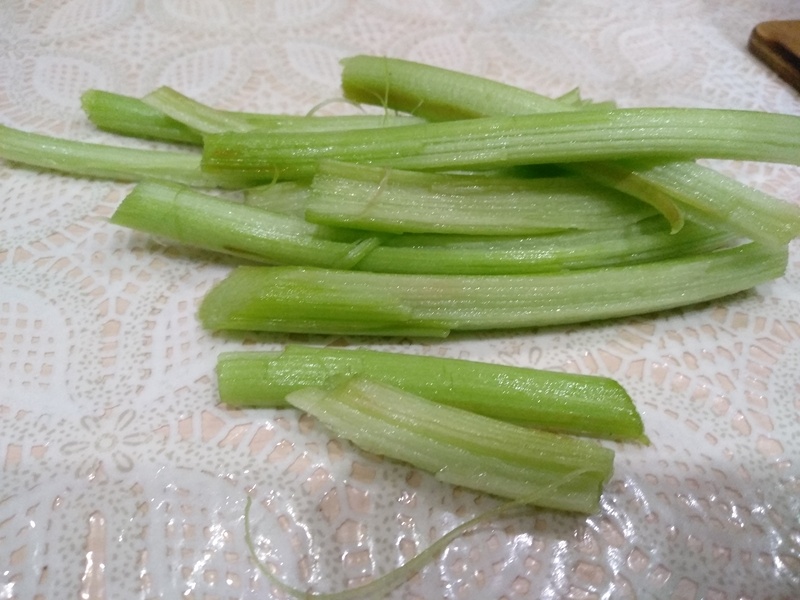 Стебли после снятия верхней кожицы