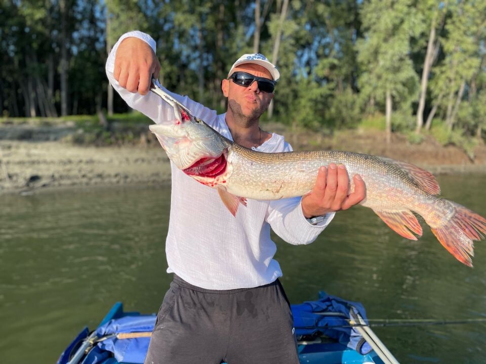   Рыбак Вадим Семочкин с 5-килограммовой щукой. Источник: Вадим Семочкин
