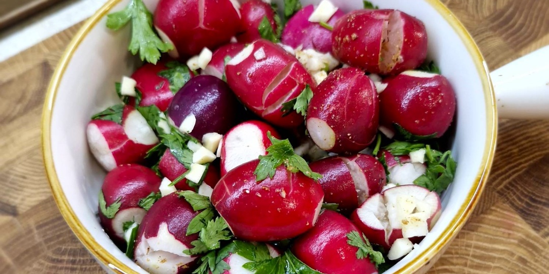 Маринованная битая редиска (в минералке)