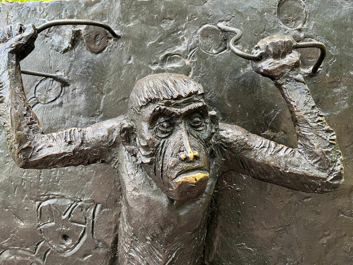 Фрагмент скульптурного ансамбля памятника И.А. Крылову на Патриарших прудах