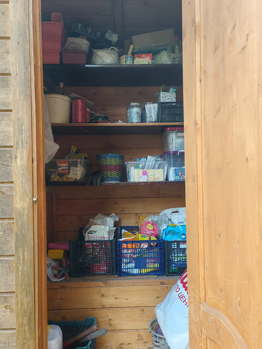 Здесь видно, что это бывший туалет. Слева - вторая кабинка, действующая. 