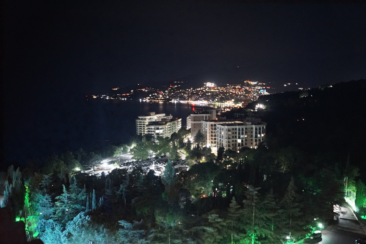  вечер. Ялта. Теплый морской ветерок...