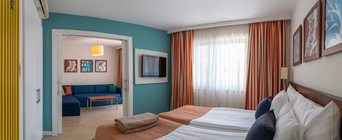 Базовая категория номера - просторный сьют с кухонным уголком и зоной с диванчиком