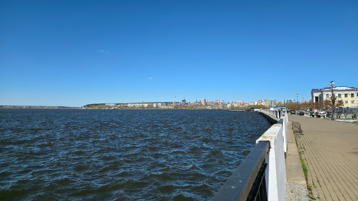 В этот день было ветрено, и волны на пруду были довольно большими