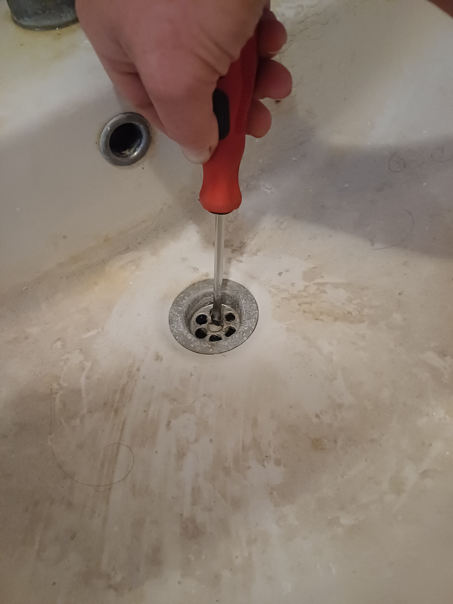 откручиваем болт