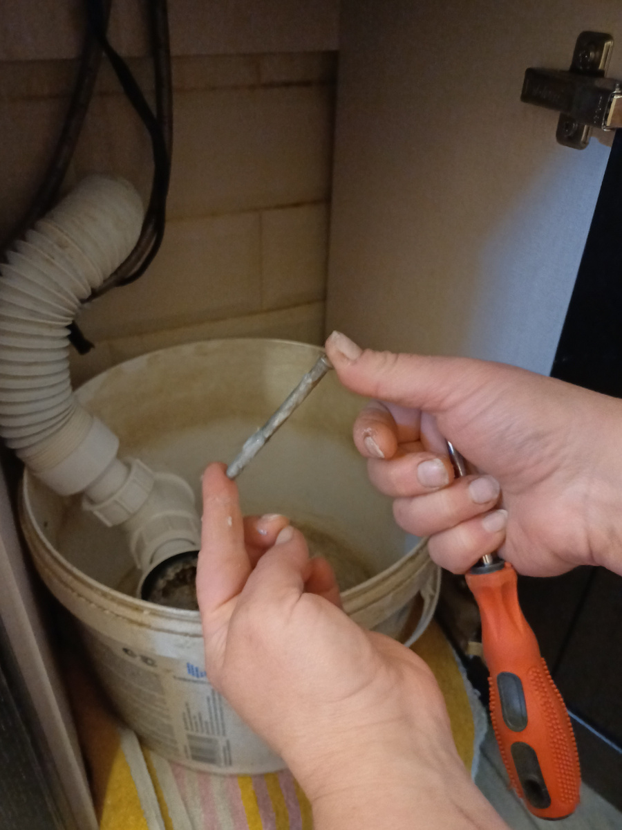 болт вытащить