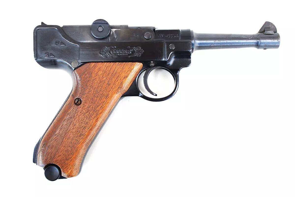 Stoeger Luger .22 — это пистолет с алюминиевой рамкой и рукояткой из дерева.
