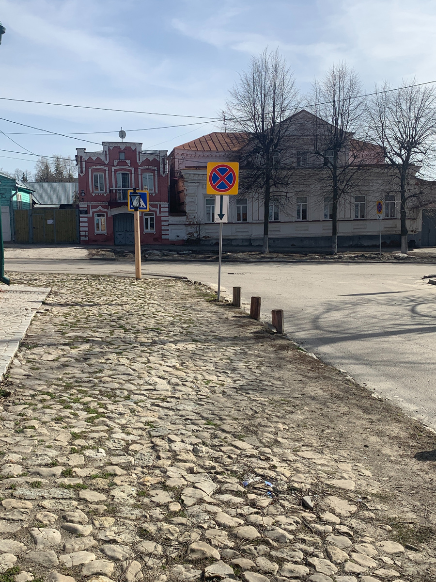 Местими сохранилась булыжная мостовая.