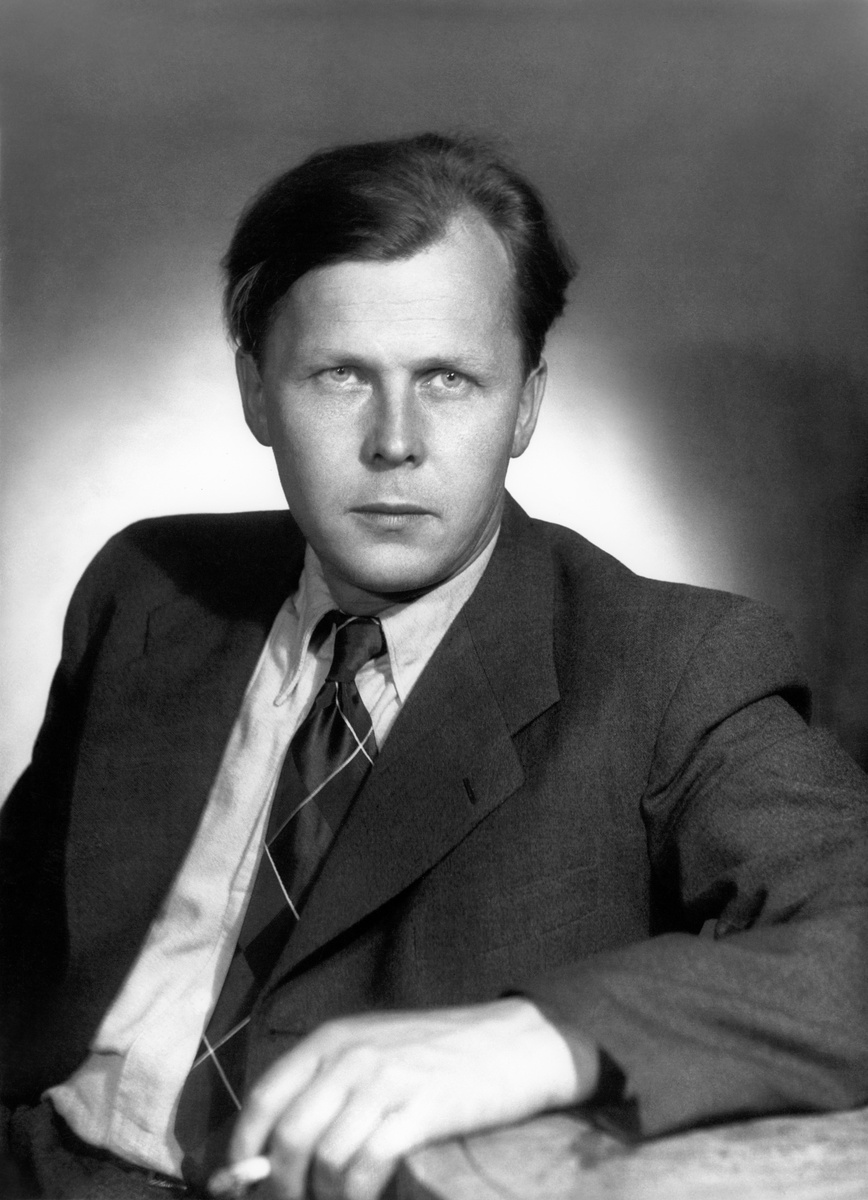    Александр Трифонович Твардовский родился 21 июня 1910 года в Смоленской губернии. У будущего писателя было четыре брата и две сестры. Отец семейства, деревенский кузнец, прививал детям любовь к литературе и читал классиков / Legion-Media